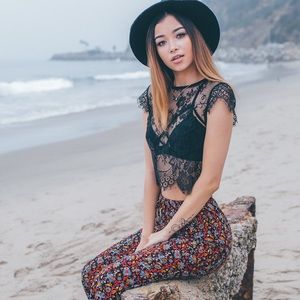 FOREVER 21 LACE BLACK ZIP UP CROP TOP